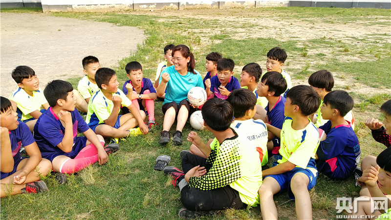 安徽阜阳有个“足球侠”：把球踢到米兰去！