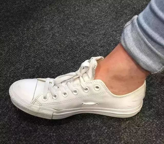 牛仔裤口袋上有个小口袋是干嘛的,牛仔裤的口袋为什么有两个小扣子