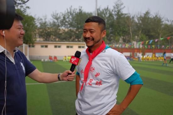 震撼！快40岁了，他依旧在欧洲踢球拿冠军，赚的钱拿回来做公益