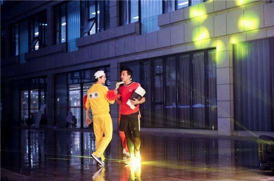 鹿晗邓超踢球,鹿晗踢球大力抽射