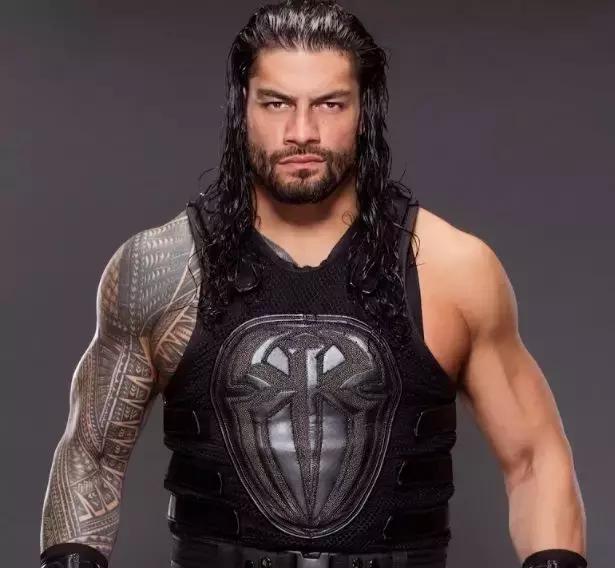 罗曼雷恩斯穿捍卫者防弹衣,wwe罗曼高光时刻