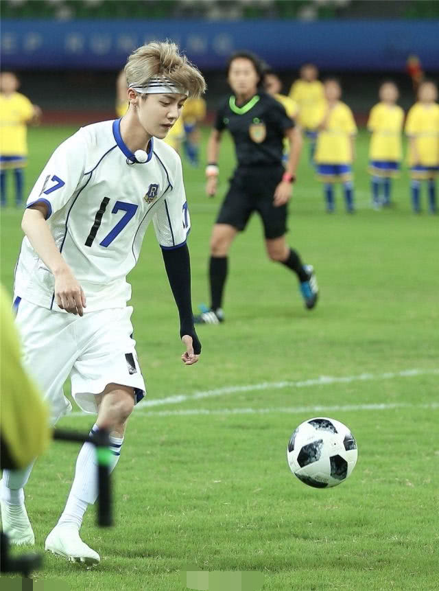 关晓彤亮相世界杯活动足球宝贝,关晓彤助力奥运走秀