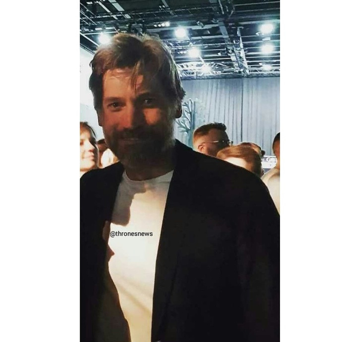 权力的游戏第八季杀青，龙母“躺尸”男演员怀中大秀翘臀