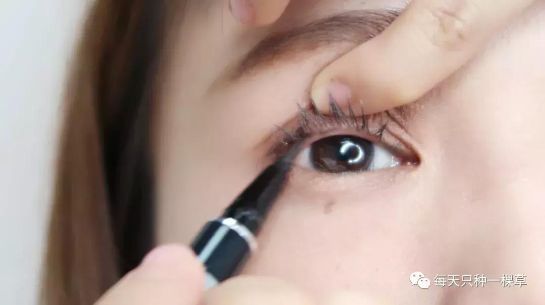 周冬雨最新眼妆教程,周冬雨同款单眼皮眼妆教程