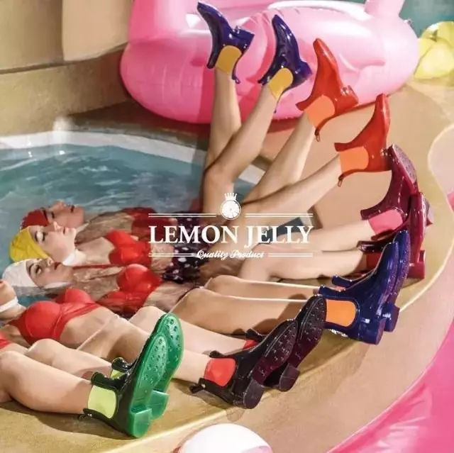 下雨天穿雨鞋防水又好看时尚,穿上雨鞋