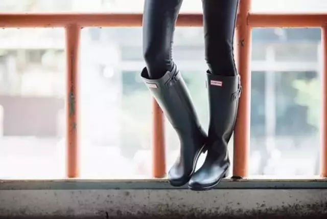下雨天穿雨鞋防水又好看时尚,穿上雨鞋