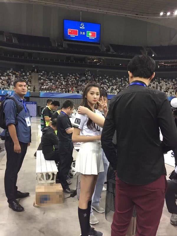 鹿晗关晓彤踢足球照片,关晓彤踢过足球后的照片