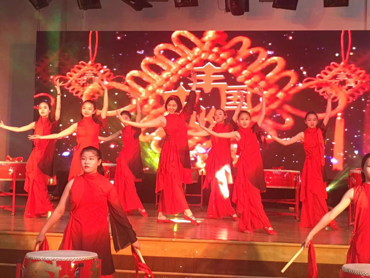 雏鹰的天空梦想的舞台（原创：崔茗子）