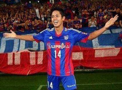 日本队世界杯旅欧人员达15人，中国球员靠戴首饰娶空姐出名？