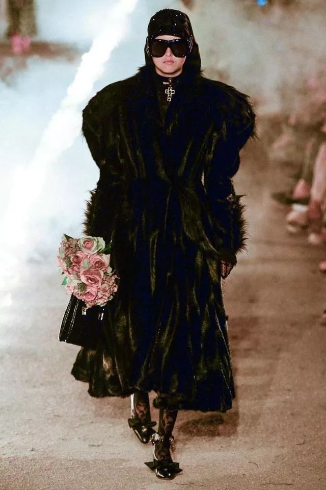 在“鬼”火重重的墓地看秀，是GUCCI给了你勇气