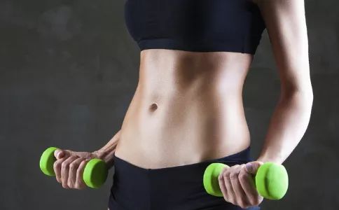 手臂和背部脂肪堆积,背部脂肪如何减