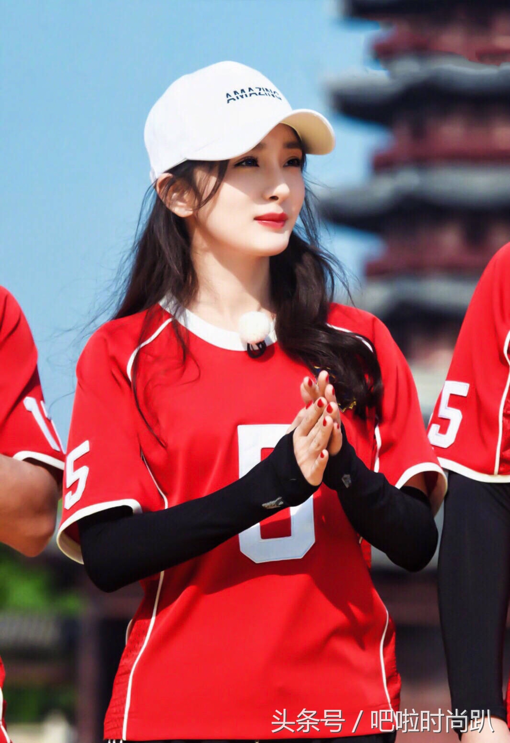 关晓彤踢足球变身美艳足球宝贝,杨幂baby穿成足球宝贝