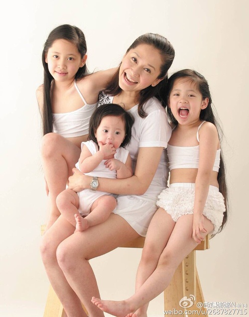 欧阳娜娜童年私照曝光,简直水蜜桃精转世,全身名牌这鞋太讲究了