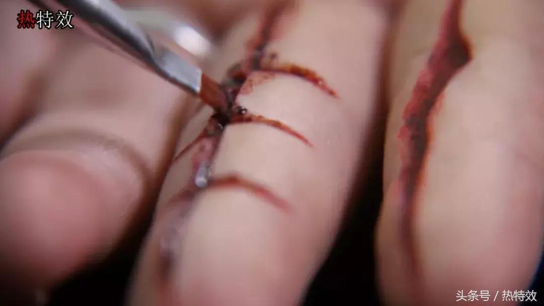 化这个妆自拍代价有点大,你想不想试试,手指肚划伤教程