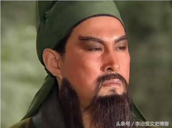 曹操在温酒斩华雄表现出来的品质,曹操温酒斩华雄的人是谁