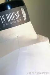 衣服领子是高弹松紧带怎么修改,衣服方领口太宽露肩带怎么改