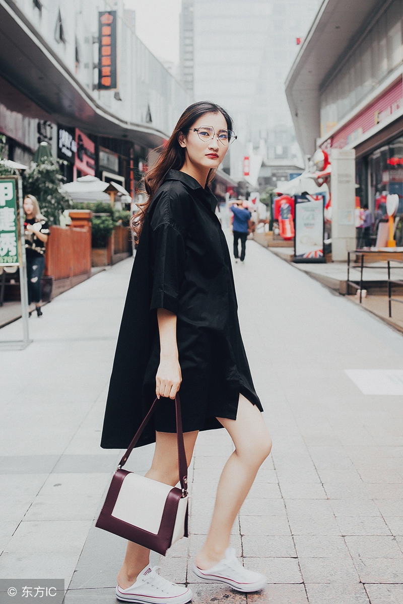 当颜色碰撞,服装颜色和包包的搭配