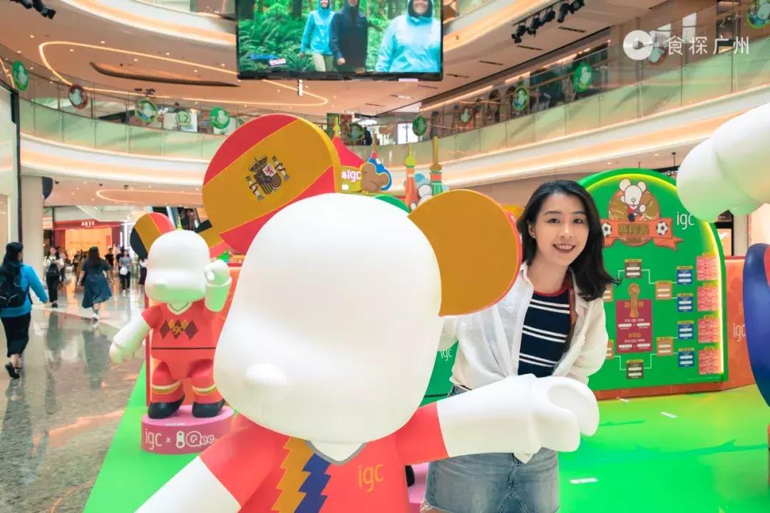 人气王吴卓羲携全城独家世界杯版潮熊Qee空降天汇广场igc!
