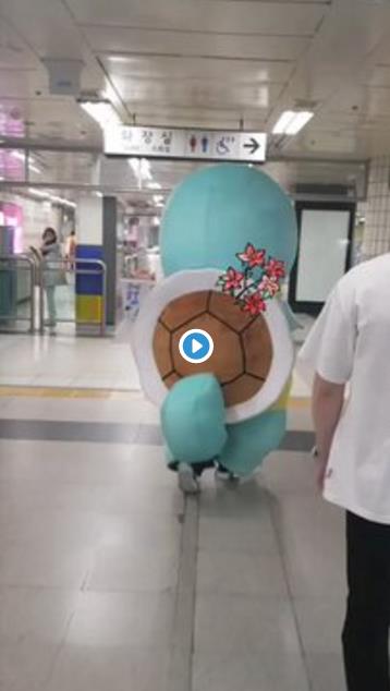 国民队长JR穿着杰尼龟玩偶服去认证粉丝的礼物,真的是超级暖心!