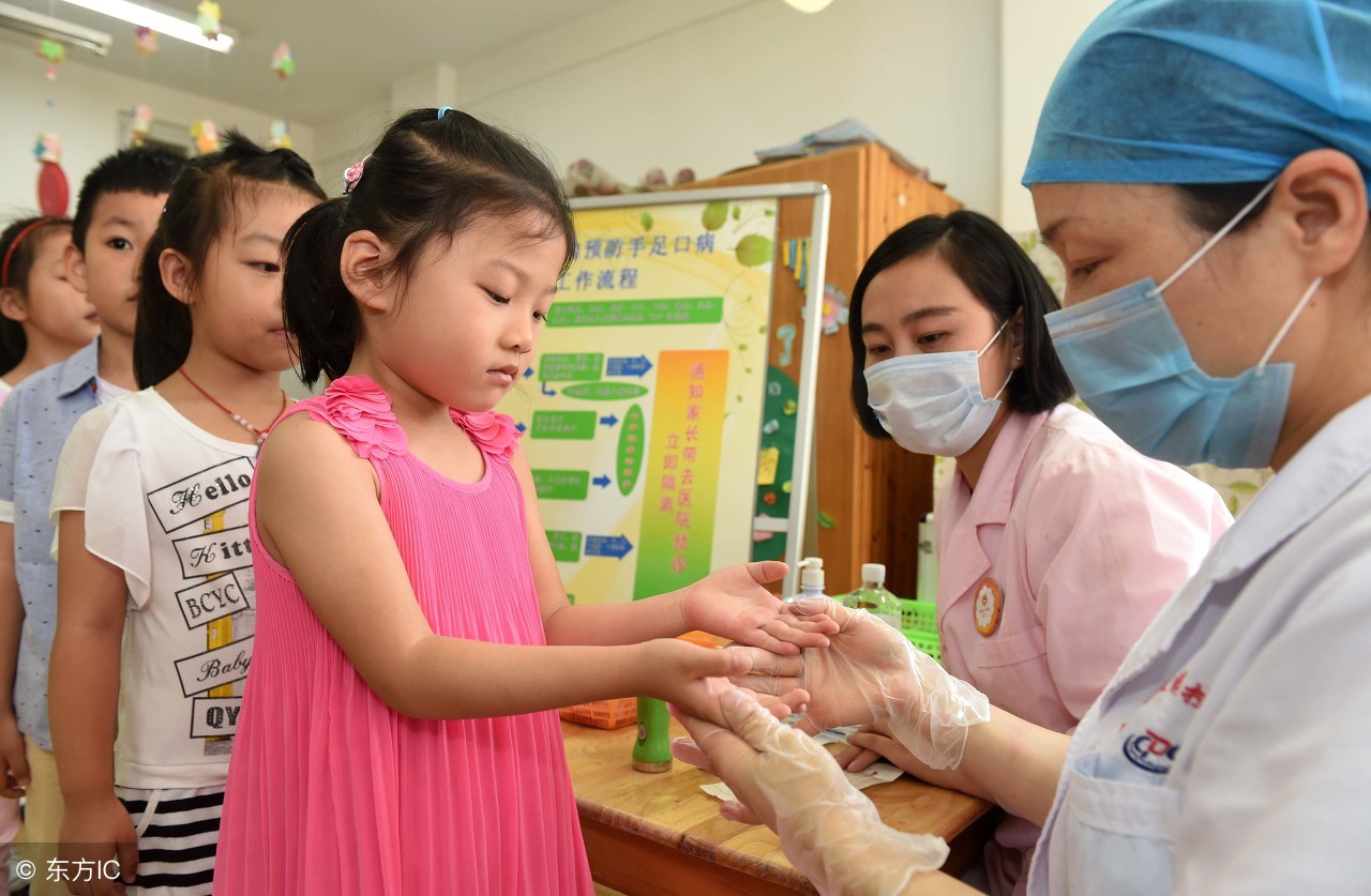 最近疱疹性咽峡炎手足口病高发期,6个月宝宝疱疹性咽颊炎反复高热