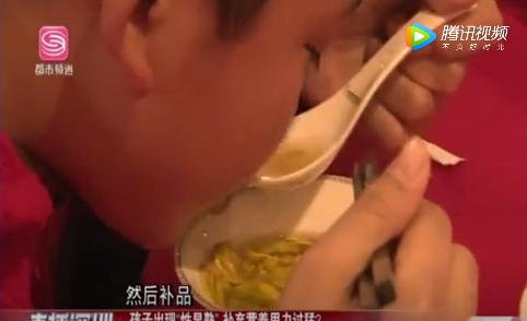 十三岁男孩发育头长痘,惊讶小孩