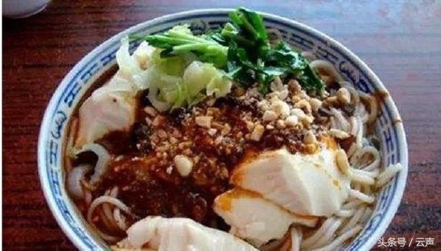 云南妹子的嘴巴红红的，究竟发生了什么！