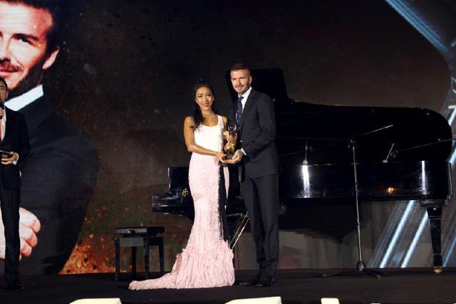 吉克隽逸与贝克汉姆同框，黑皮妞的时髦，就要跟纯色正面刚