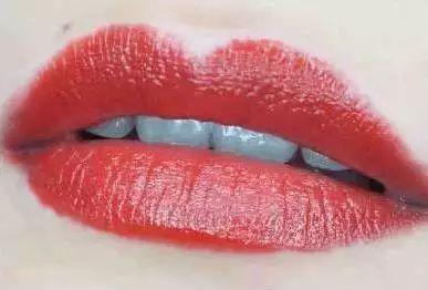 每个女人都缺少一支口红,每个女人的包包里都缺一支口红