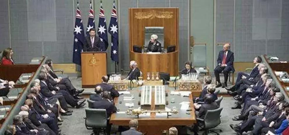 女生参加音乐节，突然感觉双腿间热热的，一回头顿时觉得恶心至极