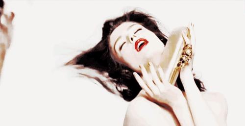 脱发是怎么回事脱发的原因有哪些,女性脱发连根一起掉严重10个原因