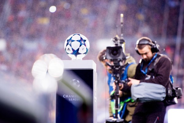 央视体育欧洲冠军联赛,2001年欧洲冠军联赛