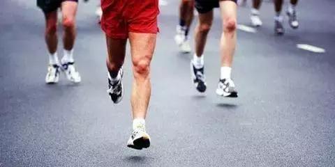 跑步脚上起血泡长什么样子,跑步大脚趾起水泡是怎么回事