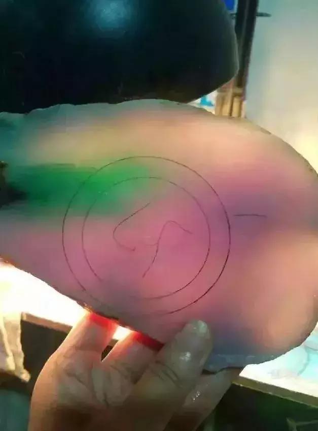 偷老婆的买车本18w入手一块木那料，一刀切涨十几倍！