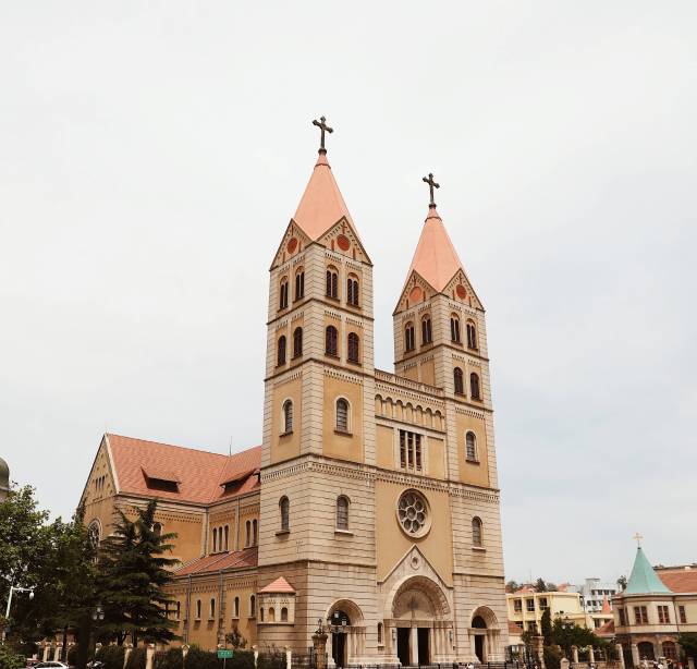 晚上在青岛吹着海风吃海鲜,青岛吹着海风吃着烧烤