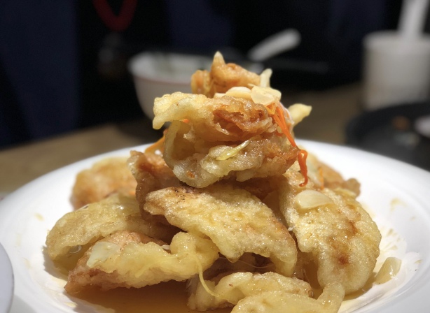 晚上在青岛吹着海风吃海鲜,青岛吹着海风吃着烧烤