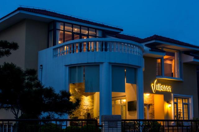 晚上在青岛吹着海风吃海鲜,青岛吹着海风吃着烧烤