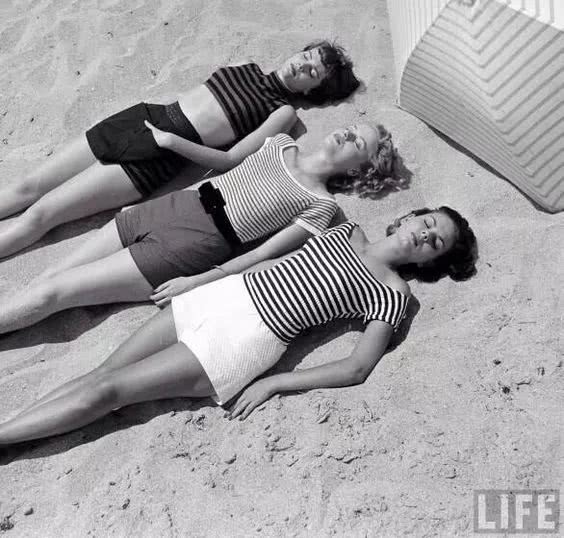 泳衣要买紧的还是刚好合适的,泳衣是建议买小还是买大