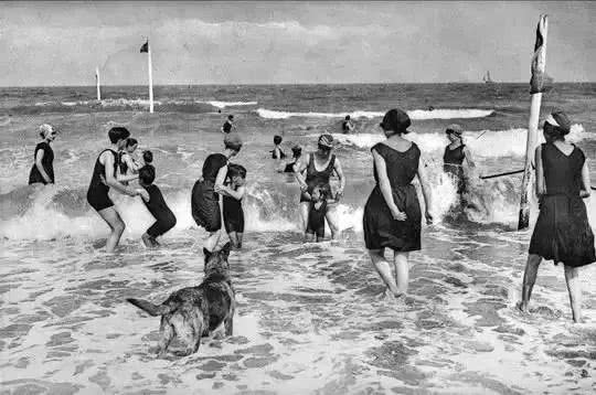 泳衣要买紧的还是刚好合适的,泳衣是建议买小还是买大