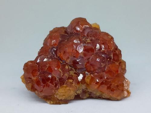 这石头有水果名字，有人称它为女性之石或一月出生者的守护石