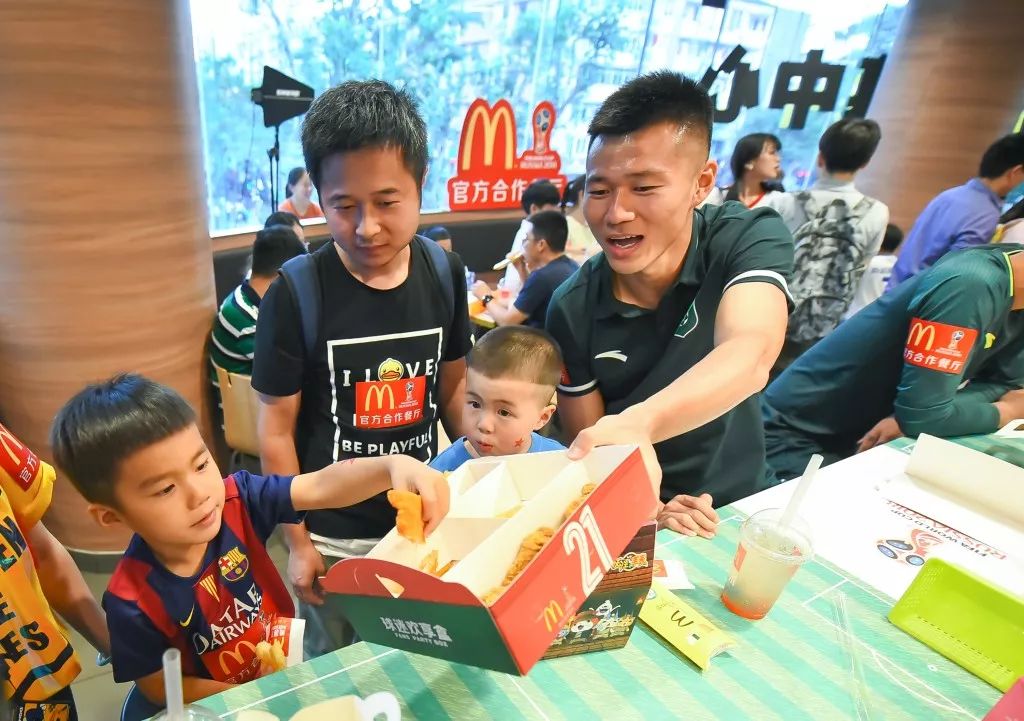 太Crazy了！绿城球员在麦当劳里踢足球！