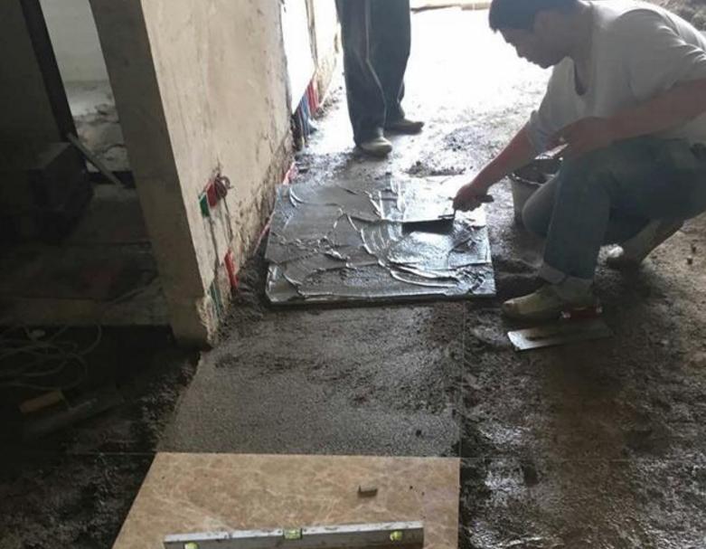 师傅说找平后铺地砖不会空鼓，然而施工到一半，业主就叫停了
