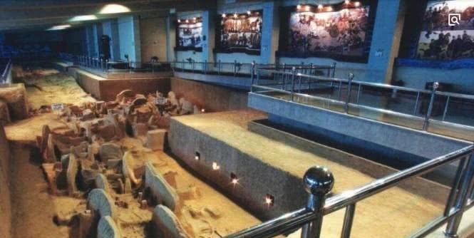 农村小伙发现一座古墓寻宝,农村小伙闯入深山发现墓