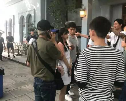 黄晓明baby小海绵同框新闻,黄晓明angelababy同框带小海绵出游