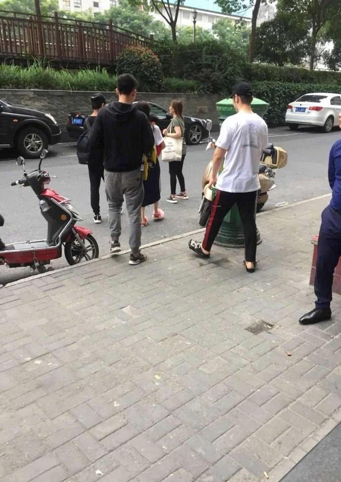 黄晓明baby小海绵同框新闻,黄晓明angelababy同框带小海绵出游