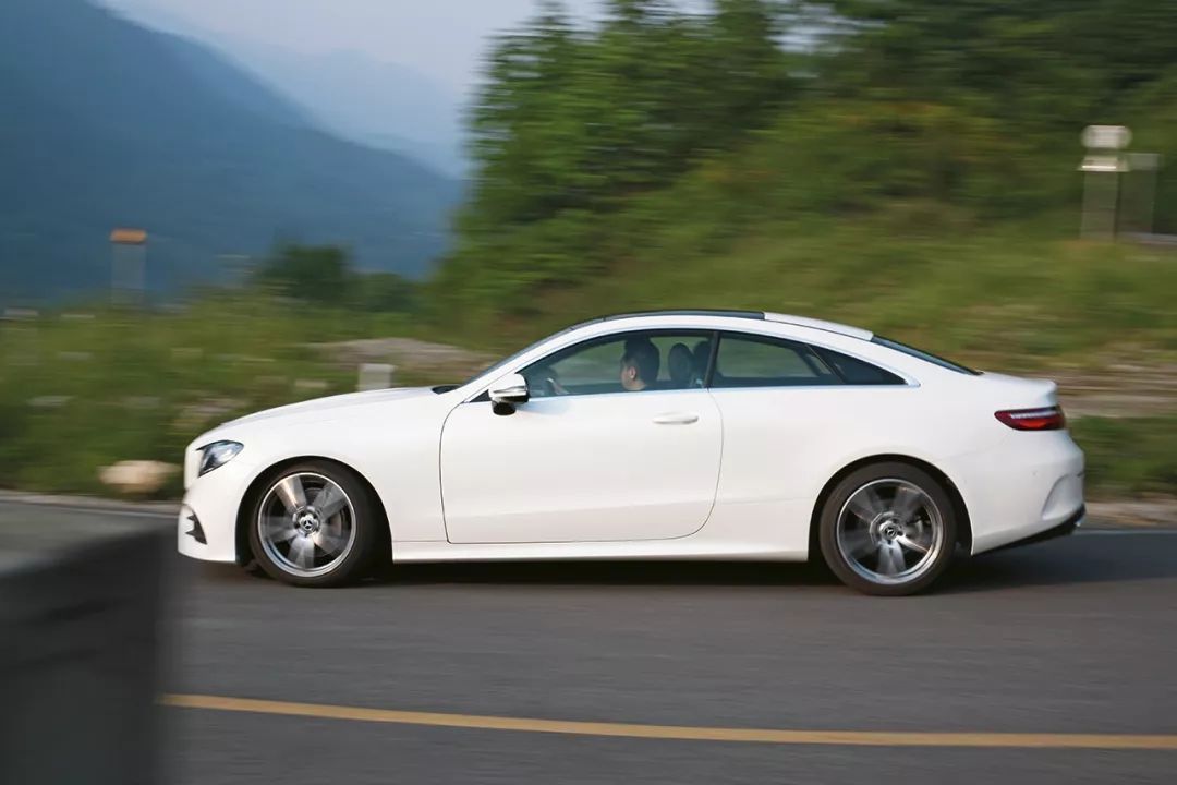 10年奔驰e200试驾视频,夜空中最亮的星惊艳版