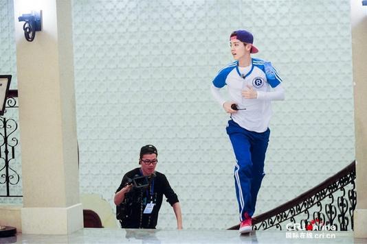 鹿晗雪地足球赛,鹿晗踢足球重返17岁