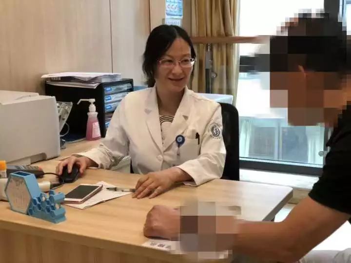 理发师看到长发男孩,理发师看到一个男孩头上长满旋