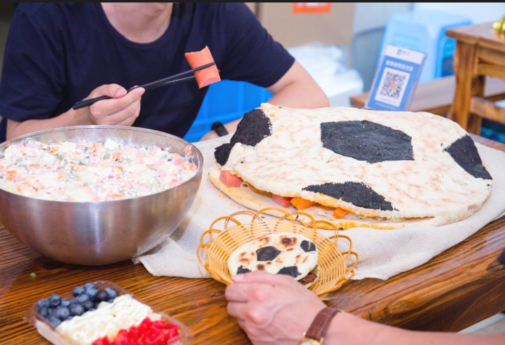 肉夹馍任性老板,任性老板做中国披萨