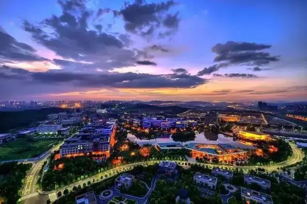 十年前的光谷和十年后的光谷,揭秘光谷惊艳世界的人生