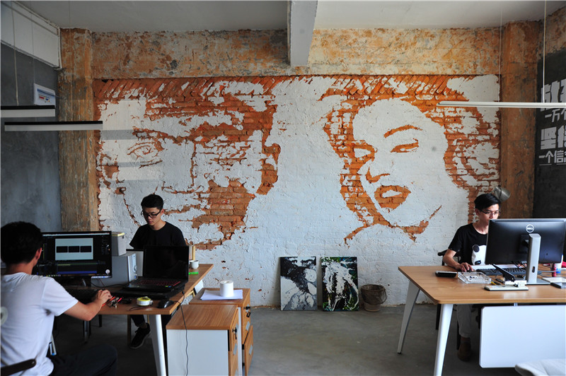 墙面当画布，一支画笔画出70万年收入